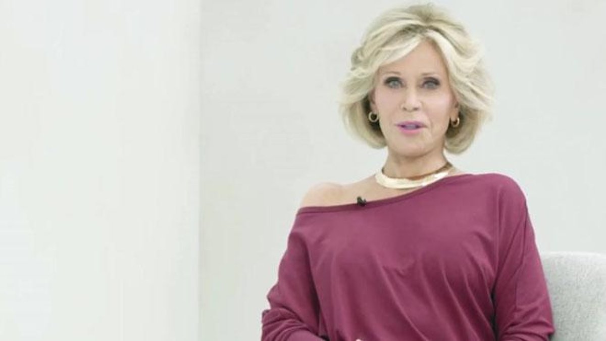 Jane Fonda promociona su nueva colección de prendas deportivas para mujeres mayores de 50 años.