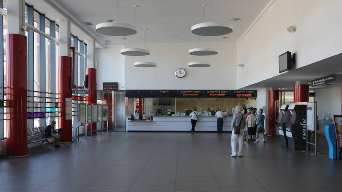 Interior de la estación de tren de León, cuyo edificio se ampliará 450 metros cuadrados