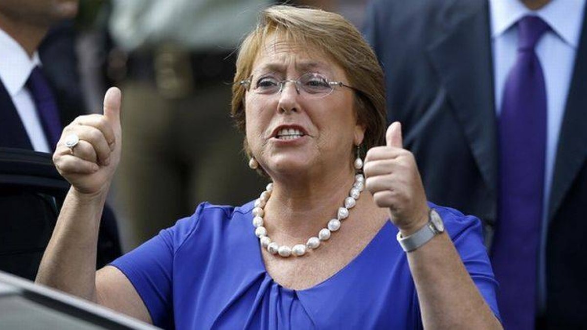 Michelle Bachelet saluda a sus seguidores, este lunes en Santiago.