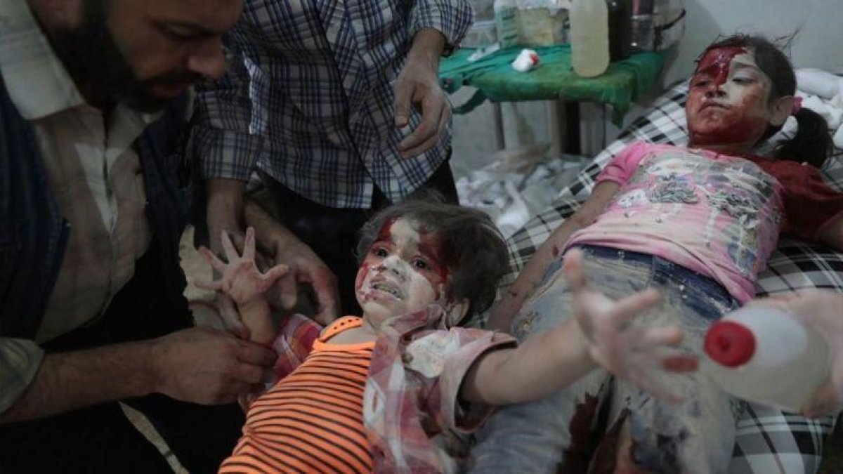 Dos niñas sirias son atendidas en un hospital de la localidad rebelde de Douma tras sufrir un ataque aéreo del régimen de Damasco.
