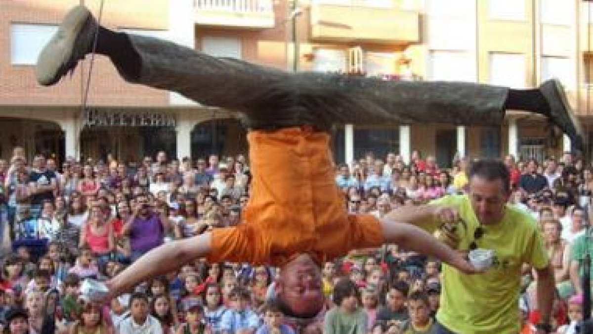 Mumusic Circo, en un equilibrio durante su actuación en La Bañeza.