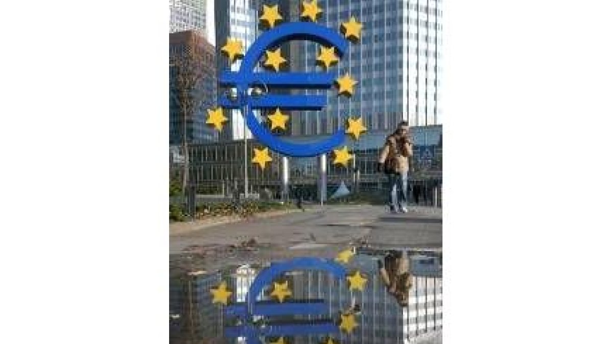 La nueva escultura del euro frente al Banco Central Europeo