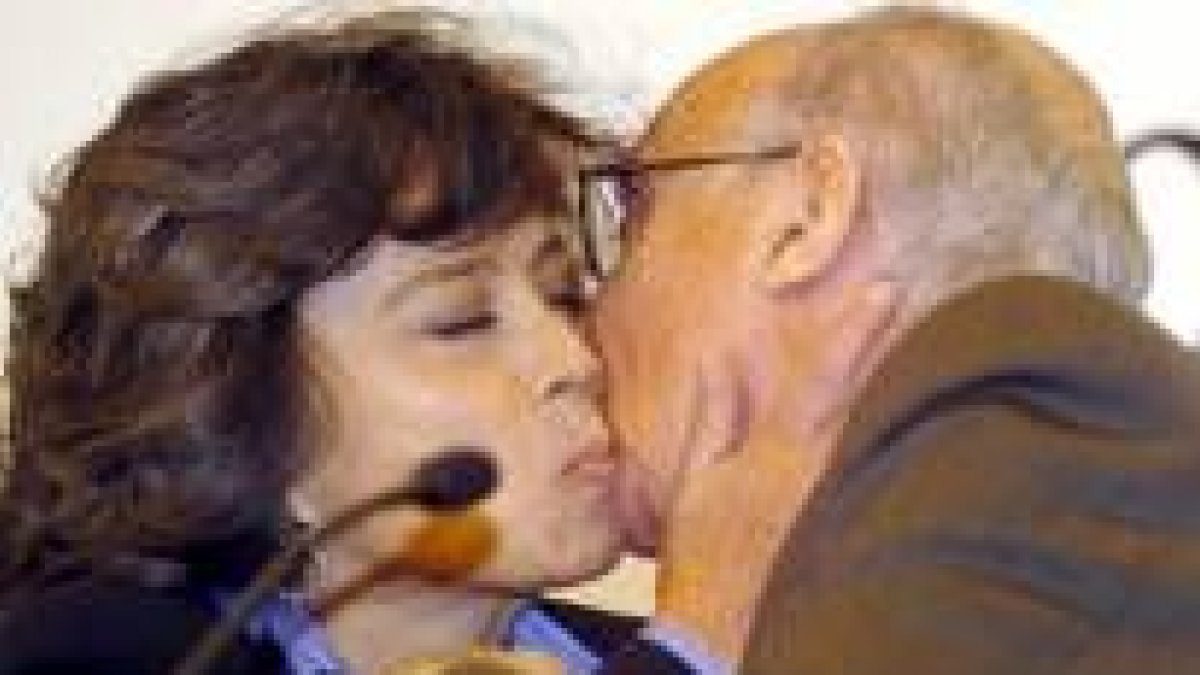 José Saramago besa a Restrepo durante la entrega del Premio Alfaguara