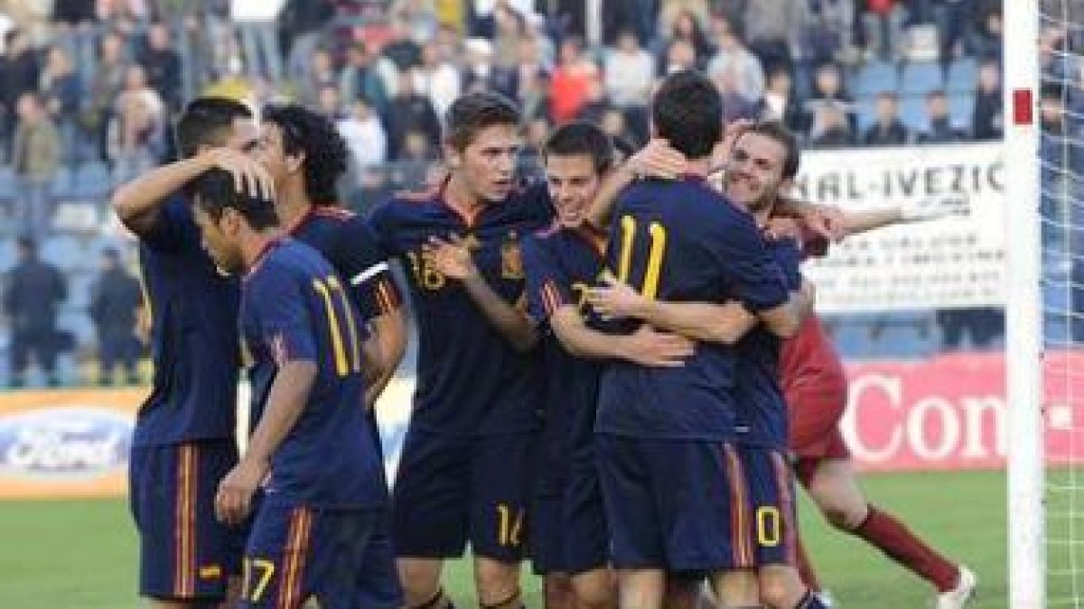 Los jugadores españoles celebran su victoria.