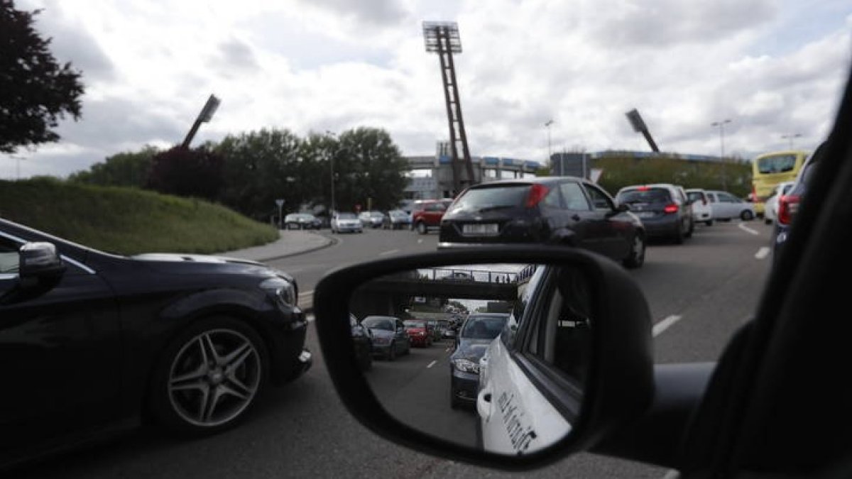 La Policía Local recomienda los desplazamientos a pie y evitar estacionamientos de vehículos en las vías más cercanas a los estadios. JESÚS F. SALVADORES