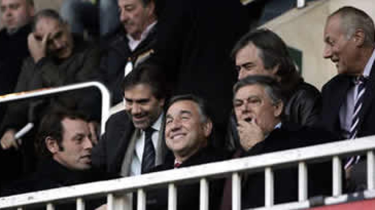 Los presidentes de la Deportiva y del Barcelona, José Fernández Nieto y Sandro Rosell.