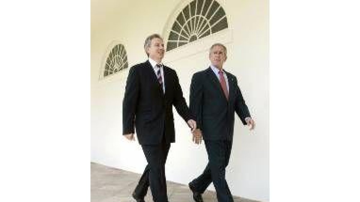 Bush y Blair pasearon por las dependencias de la Casa Blanca