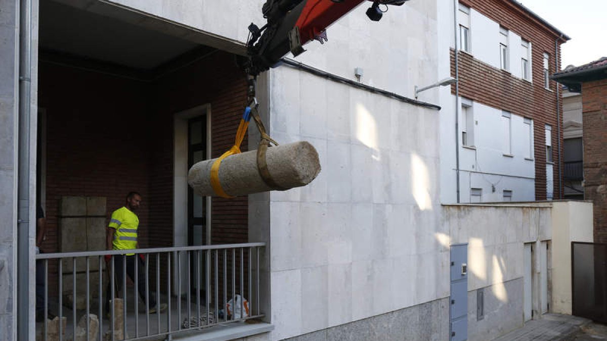 Secuencia del traslado de la columna romana desde el patio del Instituto Leonés de Cultura (ILC) hasta su ubicación original en el yacimiento de Lancia. FERNANDO OTERO