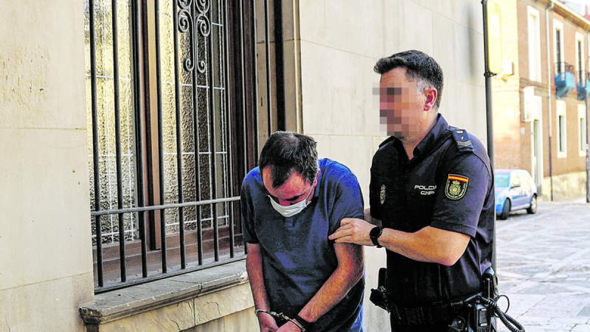 El acusado, el pasado lunes, a su llegada al juicio en la Audiencia Provincial de León. RAMIRO