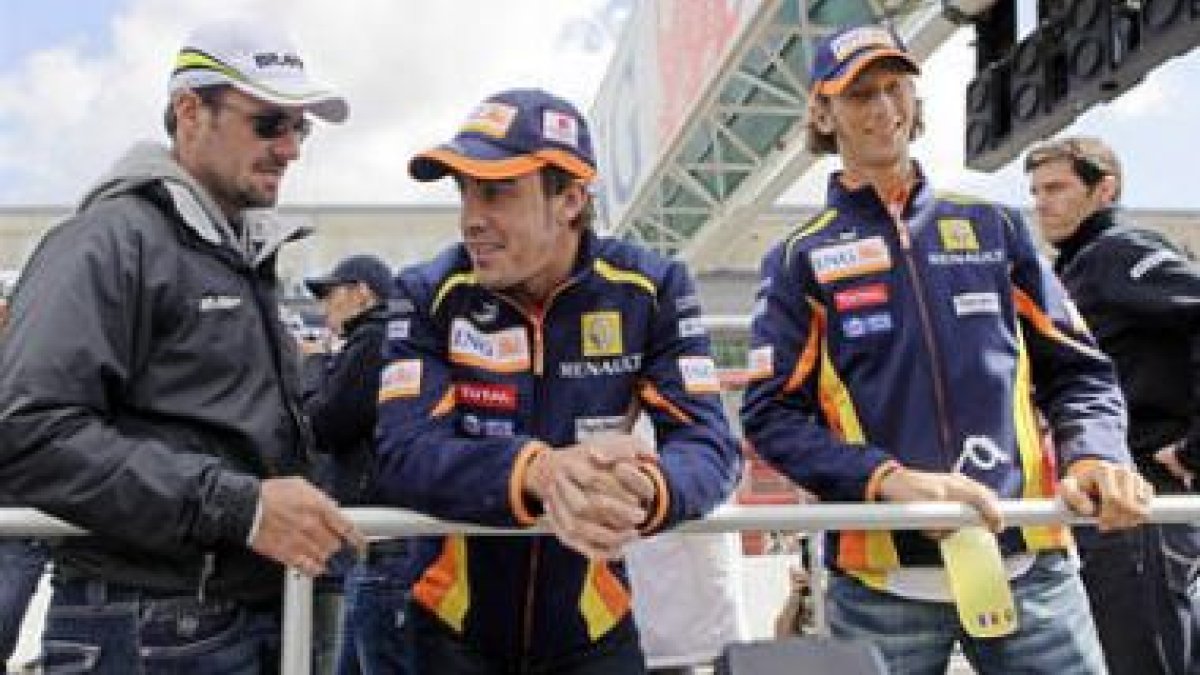 Barrichello conversa con Alonso ante Grosjean.