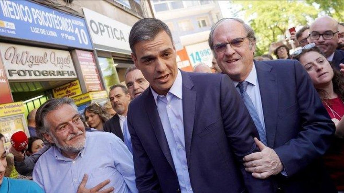 Pedro Sánchez, junto a Pepu Hernández y Ángel Gabilondo, pasea por el distrito madrileño de Vallecas, este lunes.