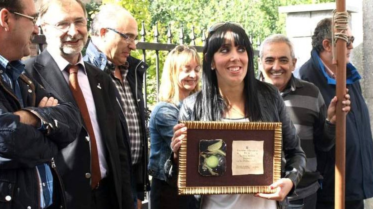 Rocío Sánchez recibe emocionada su premio.