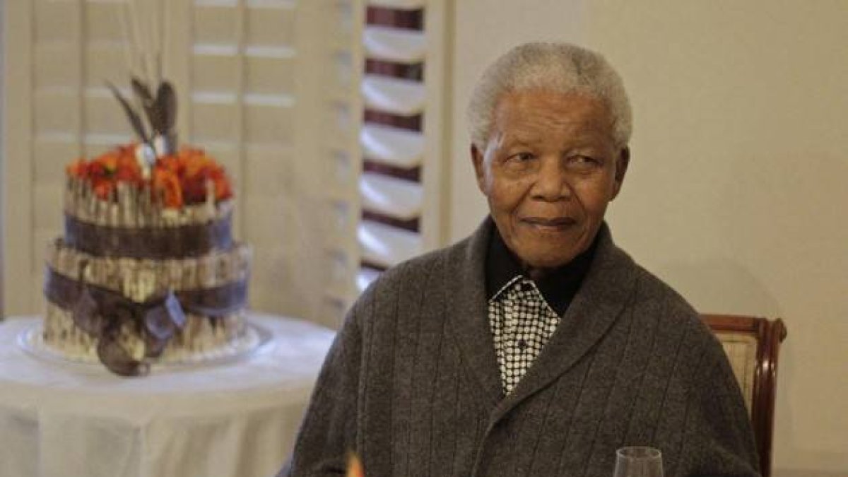 Nelson Mandela, durante la celebración de su 94 cumpleaños junto a su familia.