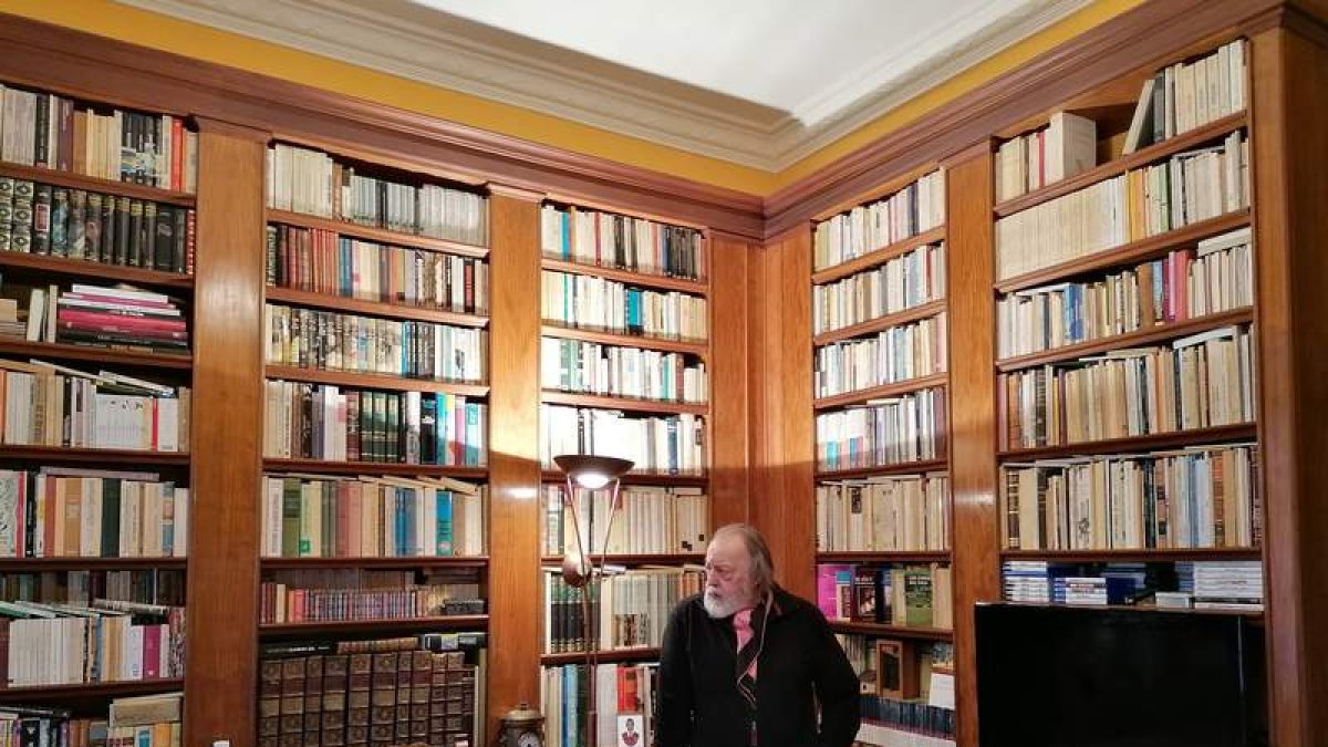 Juan Carlos Uriarte en la biblioteca de su casa, que guarda el aire de librería. DL