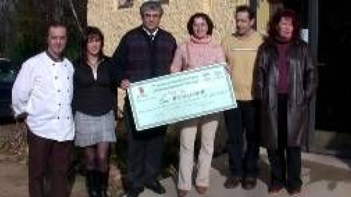 Los organizadores del concurso, el ganador y el alcalde de Villarejo