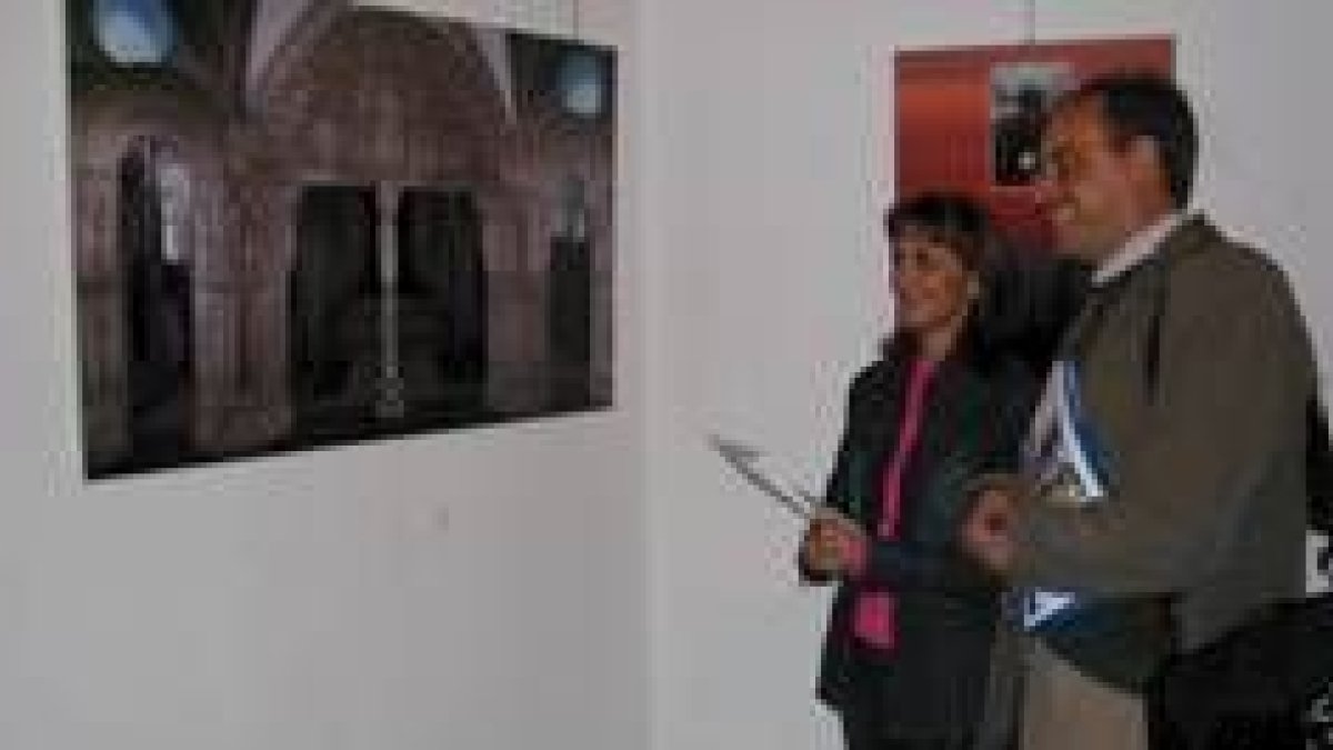 Huerga y Huerta ante una de las fotografías de la exposición de la Casa del Sacristán