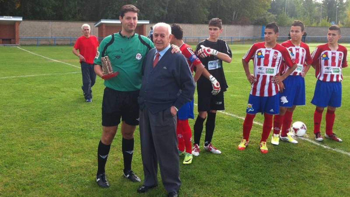 Marchena, a la izquierda, recibe el reconocimiento del fútbol leonés por parte de Tino.