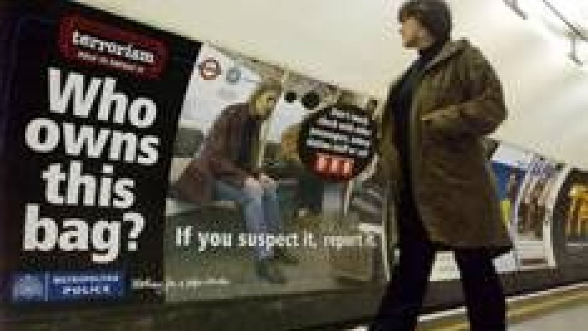 Un cartel colocado en el metro de Londres alerta a los usuarios sobre equipajes sospechosos