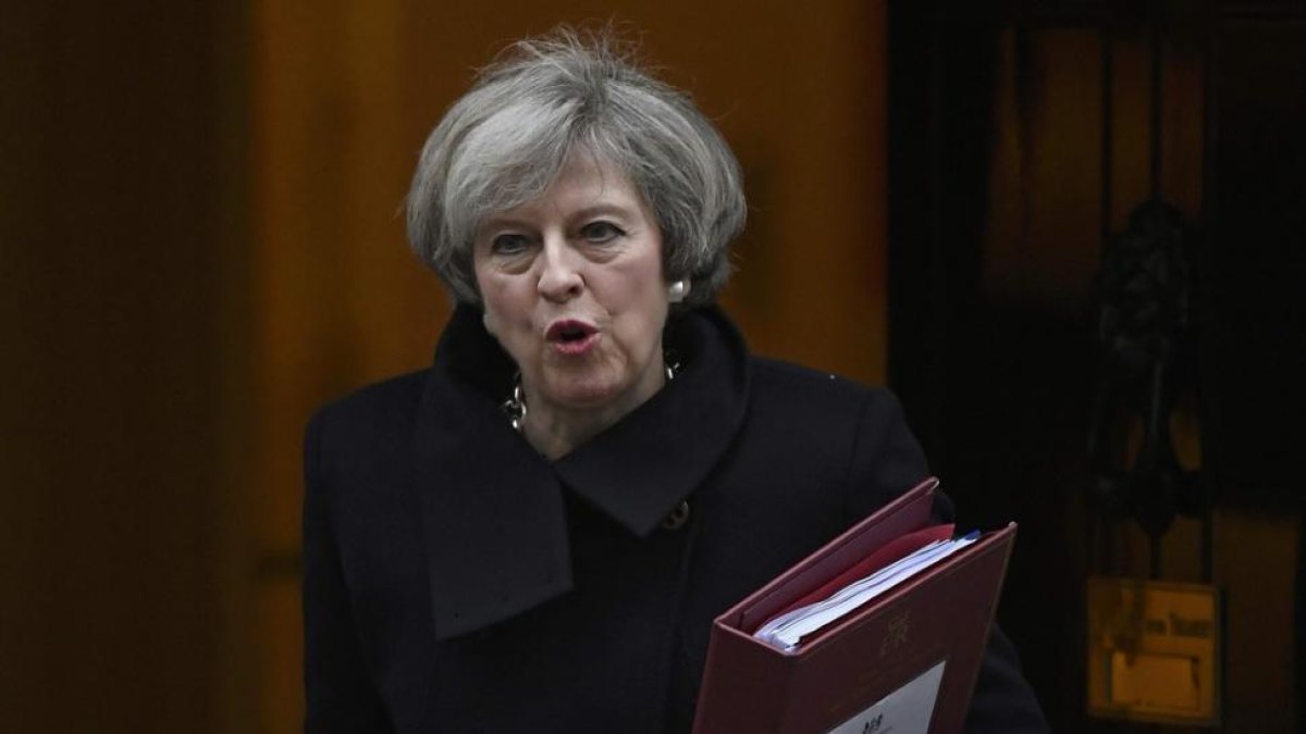 La primera ministra, Theresa May, sale de Downing Street.