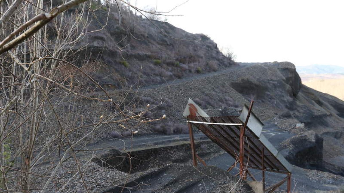 Zona de escombreras en la que se actuará. ANA F. BARREDO