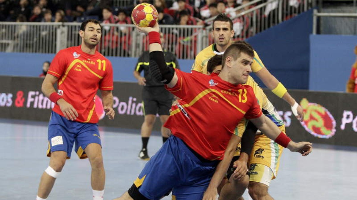 Aginagalde lanza ante la portería brasileña. El pivote español fue de los más destacados sumando cinco goles en su casillero.