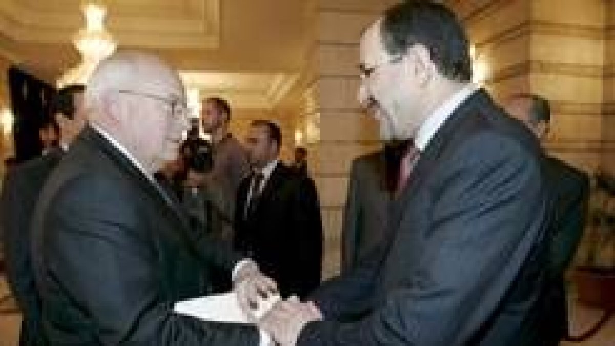 El vicepresidente Cheney estrecha la mano del primer ministro de Irak