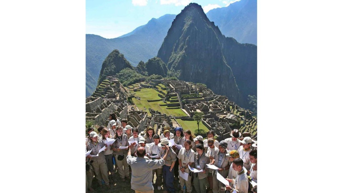 Un grupo de jóvenes participantes de la Ruta Quetzal, durante la visita a la ciudadela inca de Machu Picchu. A la derecha, Miguel de la Quadra Salcedo, creador del proyecto.