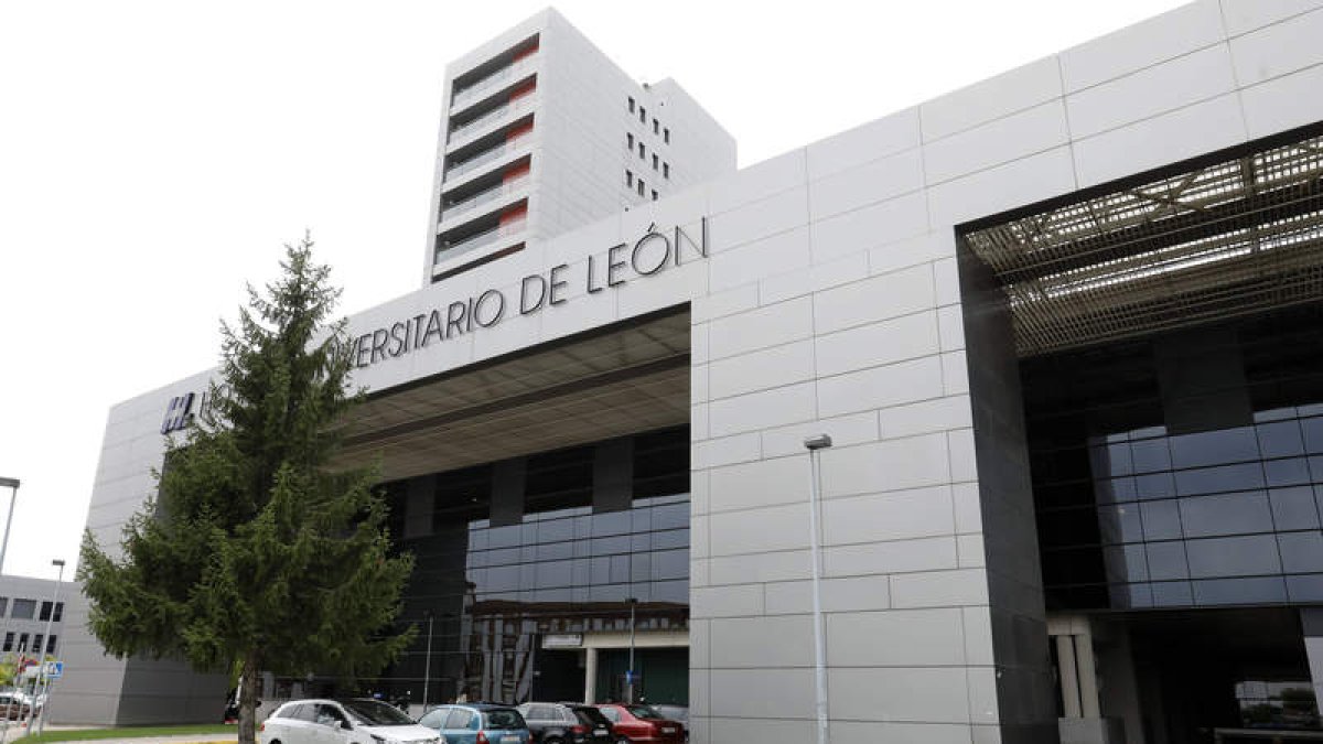 Fachada del Hospital de León. MARCIANO PÉREZ