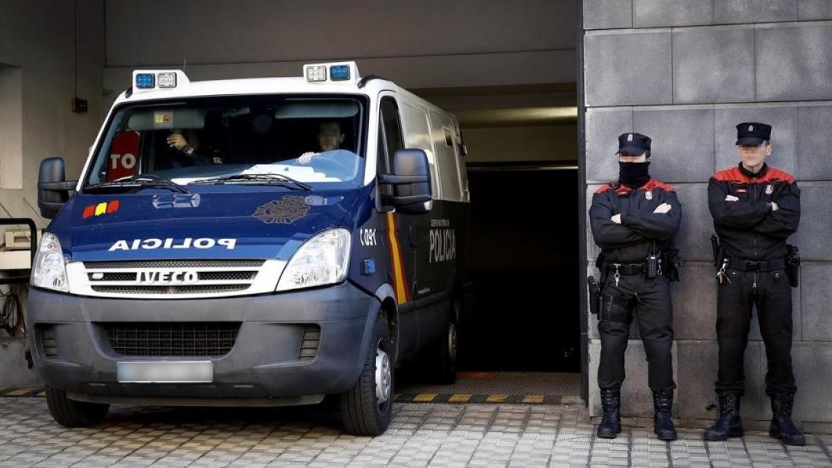 El furgón de la Policía con los cinco acusados de una supuesta violacion en San Fermín 2016 abandona el Palacio de Justicia de Navarra.
