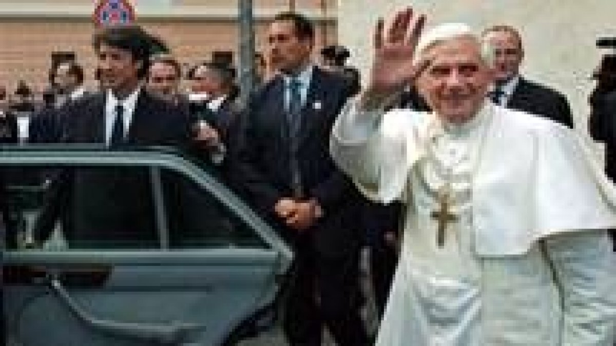 El Papa Benedicto XVI se despide de los fieles a la salida de su residencia