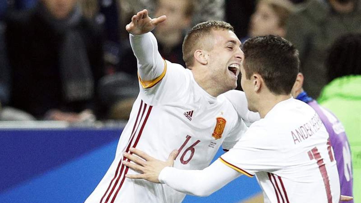 Gerard Deulofeu celebra con su compañero Ander Herrera su gol ante Francia. VALAT