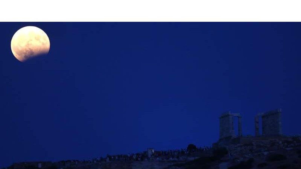 La Luna llena otea el templo de Poseidón, en Atenas. ORESTIS PANAGIOTOU