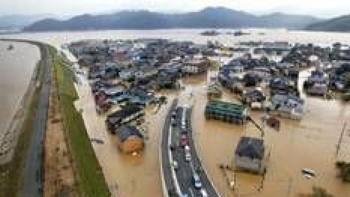 Una de las consecuencias del tifón, el desbordamiento del río Yura