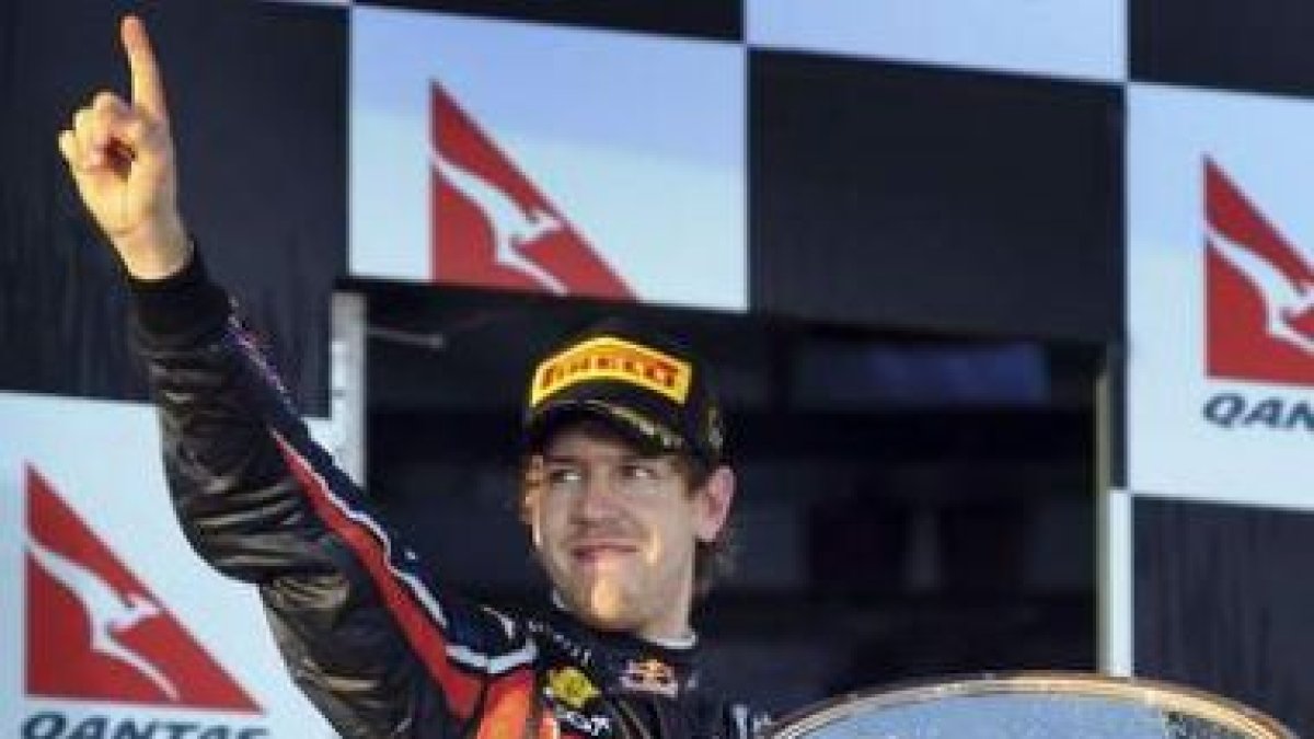 Sebastian Vettel, de Red Bull, celebra en el podio tras ganar el Gran Premio de Australia.