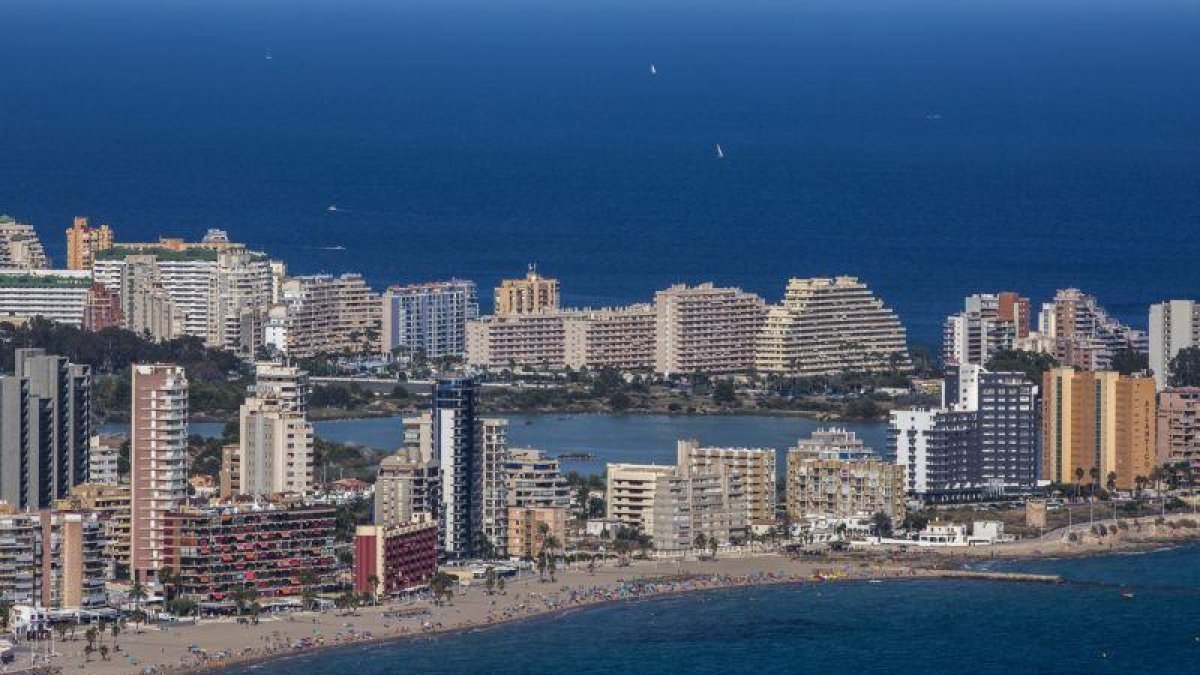 Edificios de apartamentos en la costa valenciana.