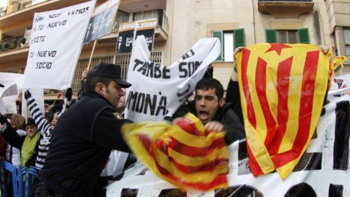 Grupos de manifestantes convocados por independentistas y republicanos, a las puertas del juzgado de Palma, este sábado.