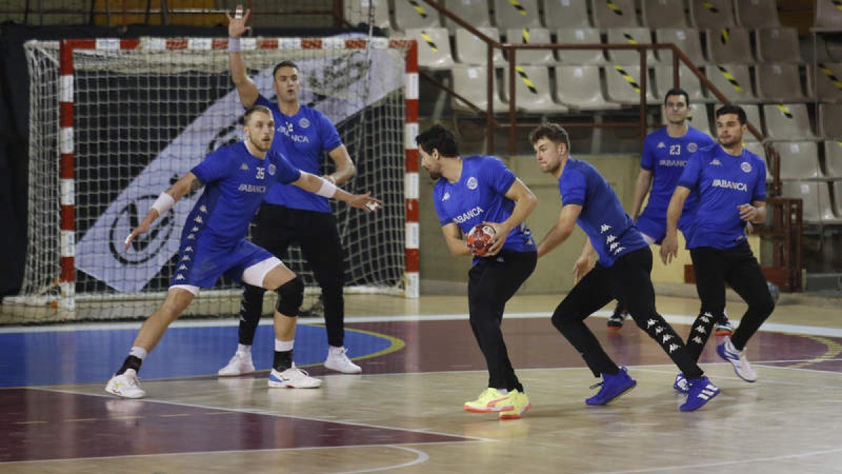 El Abanca Ademar retoma mañana el pulso a la Liga Asobal visitando la pista del Frigoríficos Cangas de Morrazo. FERNANDO OTERO