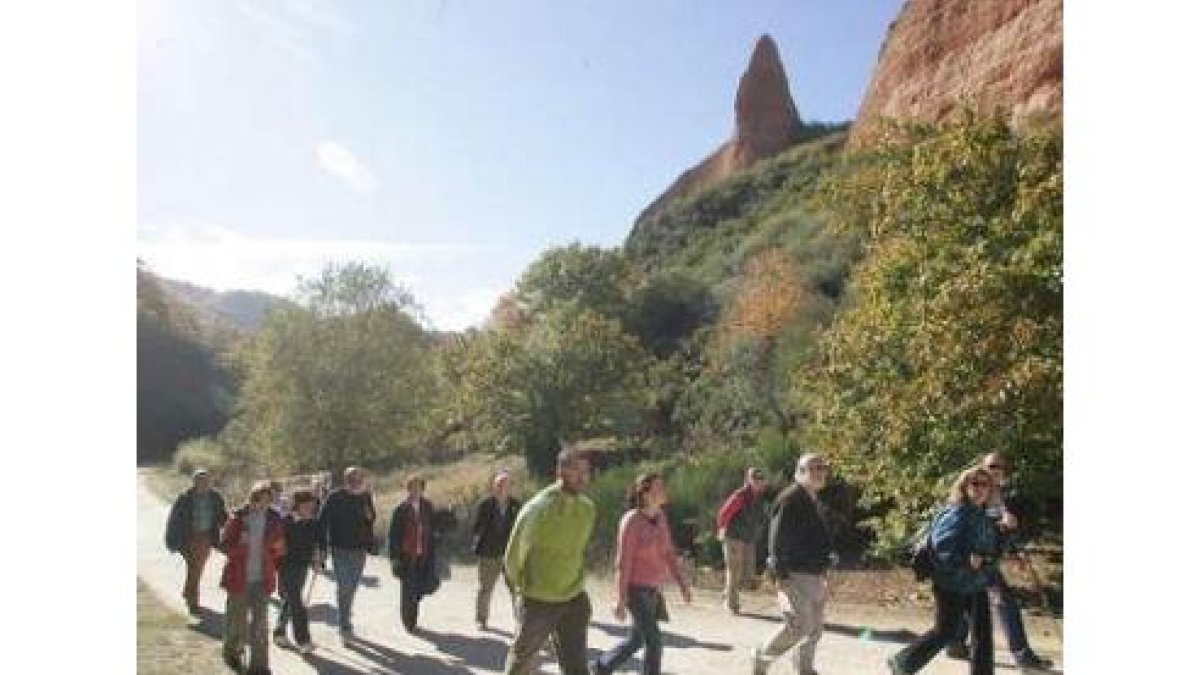 Un grupo de turistas recorriendo Las Médulas.