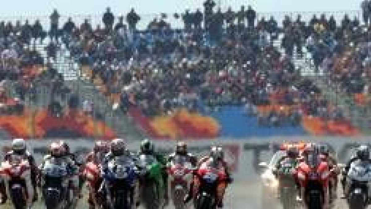 Los pilotos de Moto GP toman la salida en la carrera del Gran Premio de Turquía celebrada ayer