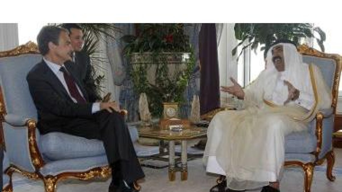 Zapatero, ayer, con el primer ministro de Qatar, Al Thani.