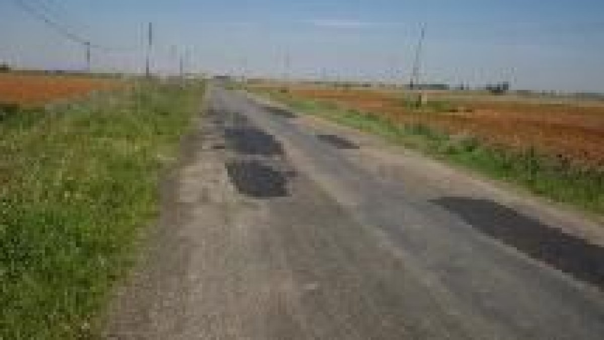 Imagen de los parches colocados ayer mismo en la carretera que une Pobladura con Laguna de Negrillos