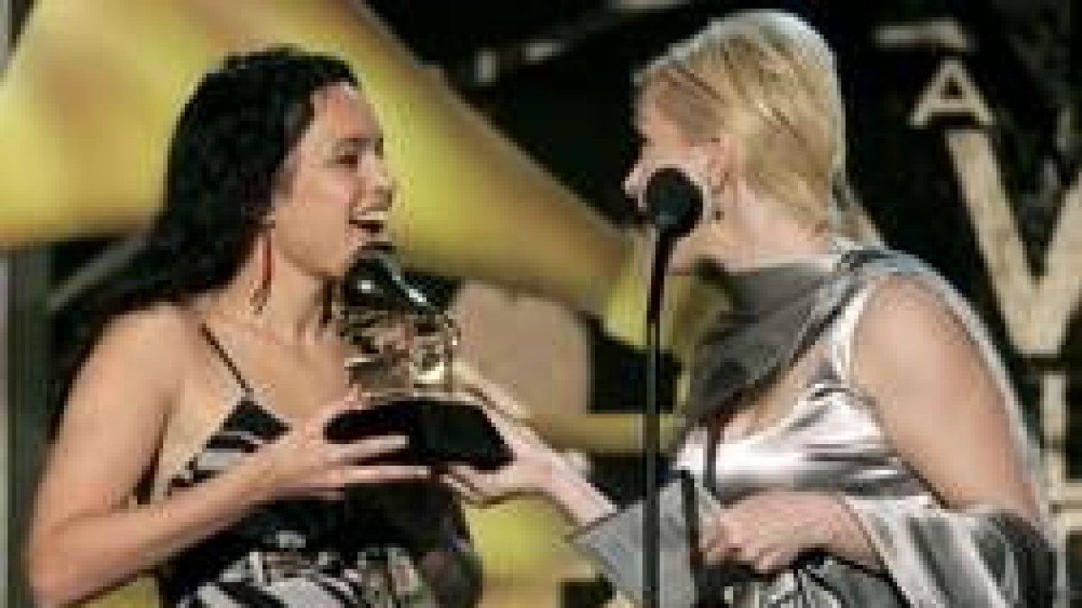 Norah Jones recibe de Cyndi Lauper uno de los Grammy de Ray Charles