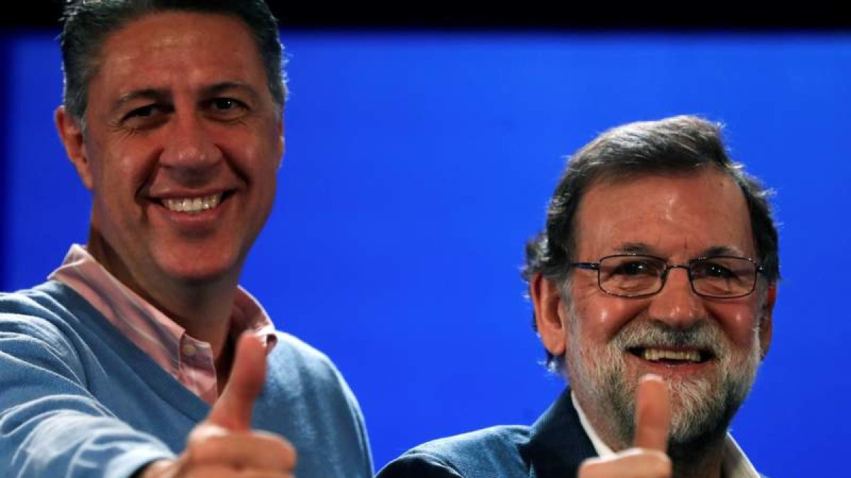 Albiol y Rajoy, ayer, durante el acto de campaña con motivo de las elecciones catalanas. J. ETXEZARRETA