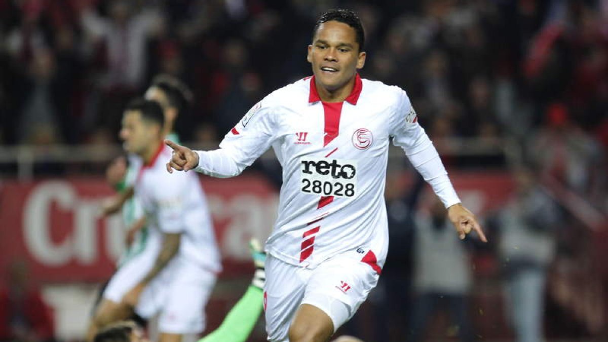 El delantero colombiano del Sevilla Carlos Bacca celebra su gol frente al Betis.