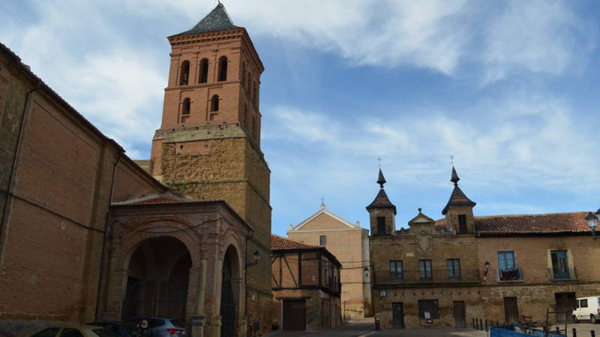 Imagen de la plaza Mayor de Valderas con la iglesia de Santa María del Azogue y la antigua casa consistorial. MEDINA