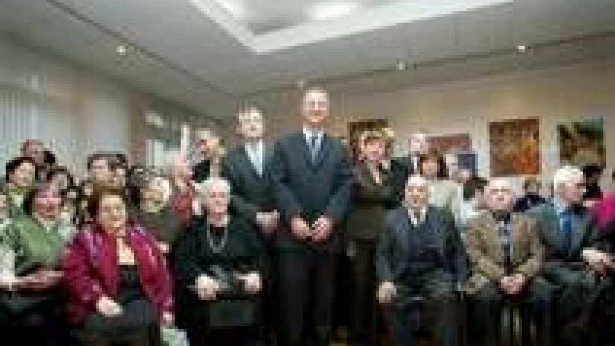 El ministro Jesús Caldera posa con los «niños de la guerra» en Moscú