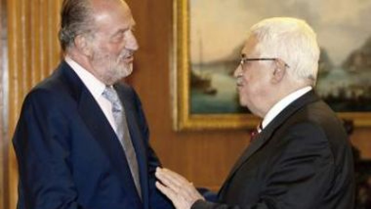 El Rey Juan Carlos saluda al presidente palestino.