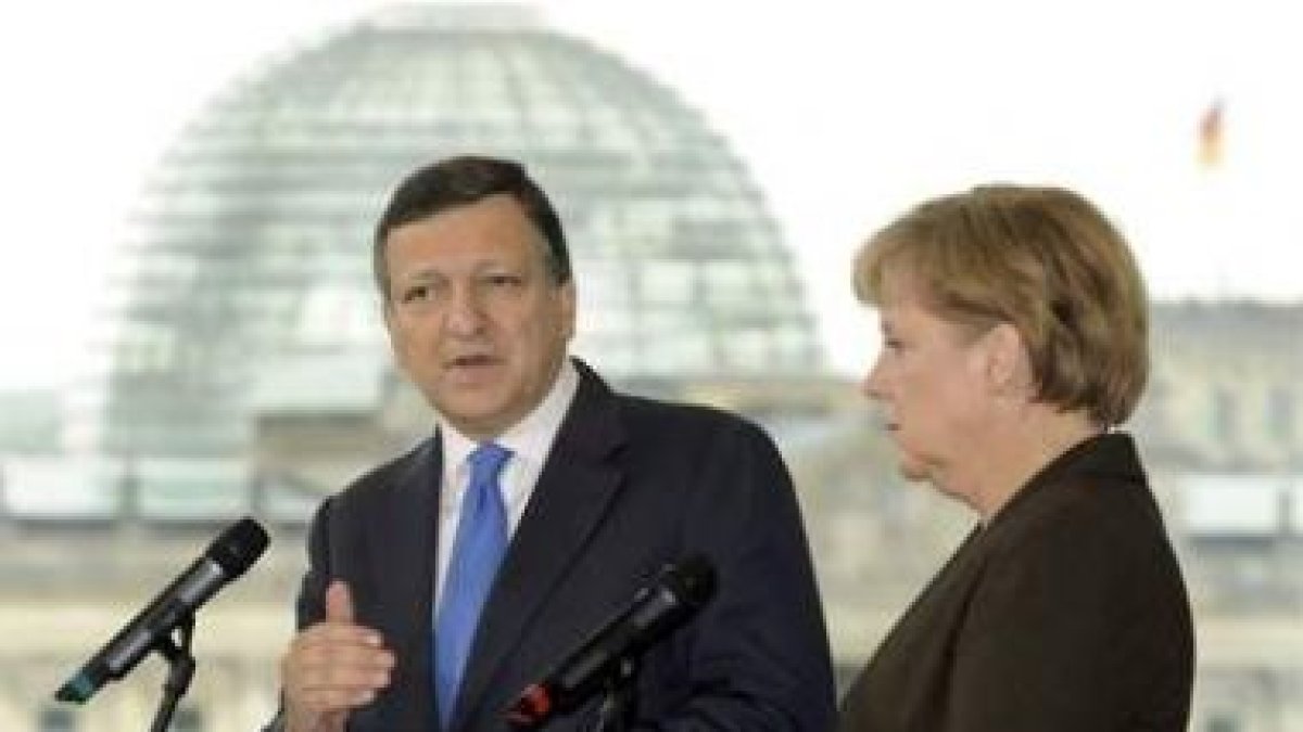 Merkel y Barroso, en una rueda de prensa en la Cancillería alemana en Berlín.