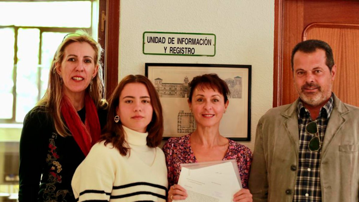 Ganaderos y propietarios particulares presentarons más de 700 firmas para reactivar el servicio de Cirugía Equina en el Hospital Veterinario. DL