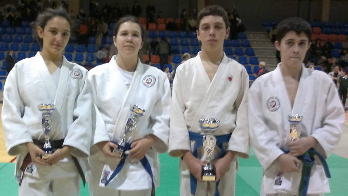 Los judocas leoneses posan con los trofeos conseguidos.